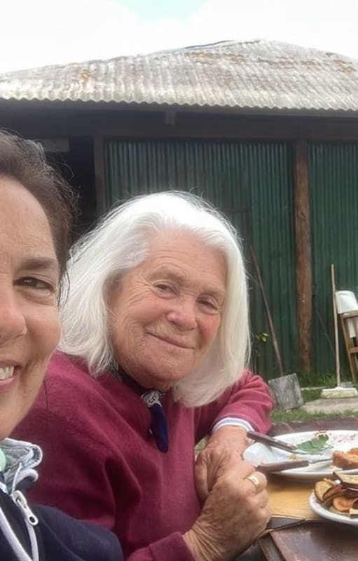 Una dama de la televisión. Mónica en La Campiña, el refugio que fundó junto a César Mascetti, junto a su hija Sandra Mihanovich y su pareja Marita Novaro