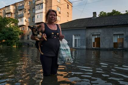 Una damnificada en las calles inundadas de Kherson, tras el colapso de la represa Khakovka. (AP/Libkos)