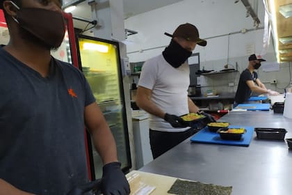 Una dark kitchen en pleno funcionamiento