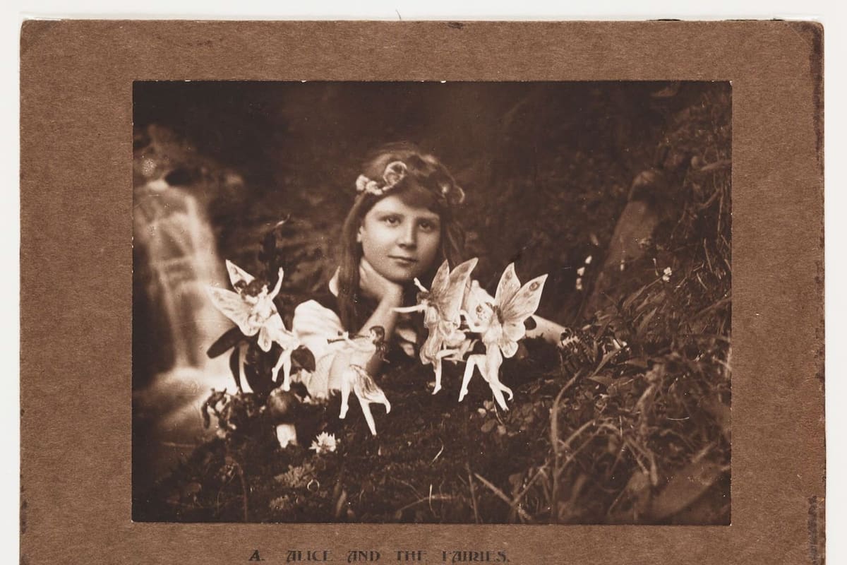 Una de as fotos creadas por Elsie y Frances en Cottingley, Inglaterra, que logró engañar a los adultos