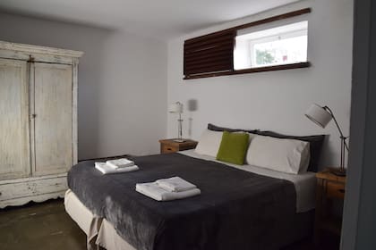 Una de las 22 habitaciones: todas tienen baño privado y están equipadas con camas king size y una decoración simple y refinada.