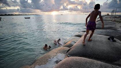 Una de las acciones con las que Tuvalu busca frenar el avance del mar es erigir barreras con bolsas de arena.