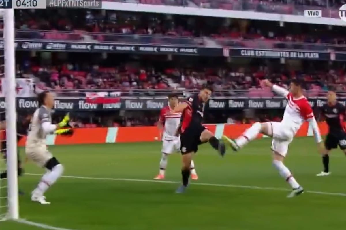 Una de las acciones polémicas a favor de Barracas de este domingo en el duelo ante Estudiantes; tras la patada del jugador del Guapo, la jugada terminó en gol