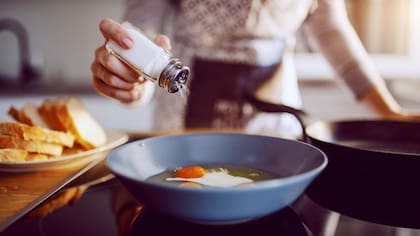 Una de las acciones que se pueden tomar para controlar la presión arterial son: limitar el consumo de sal en las comidas y remplazarlo por jengibre, pimienta o hierbas aromáticas como albahaca, perejil o cilantro