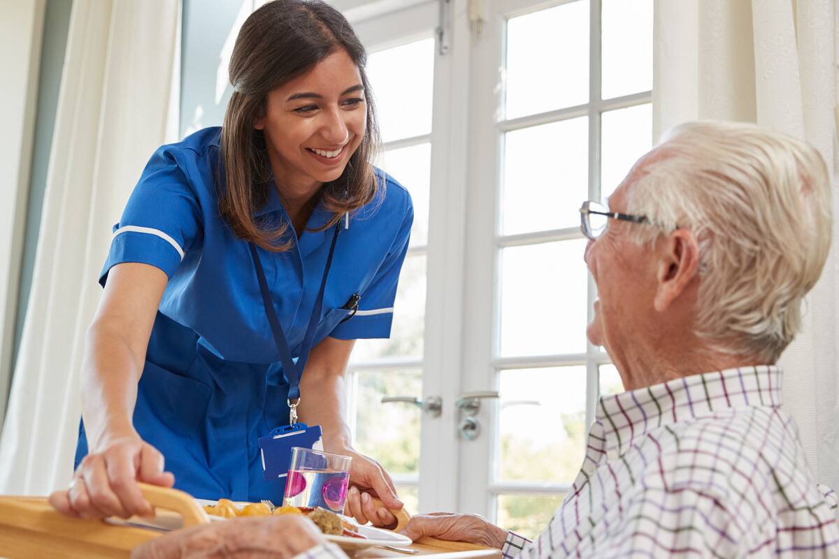 Una de las actividades en alza es la de brindar atención a personas en casas particulares; los salarios bajos, el punto débil