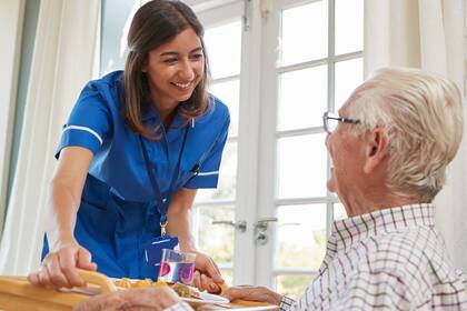 Una de las actividades en alza es la de brindar atención a personas en casas particulares; los salarios bajos, el punto débil