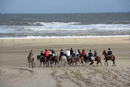 Una de las actividades para disfrutar en la playa son las cabagaltas