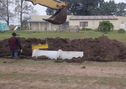 Una de las alcantarillas colocadas en el acceso a una escuela rural