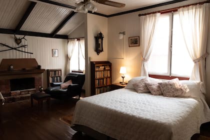 Una de las amplias habitaciones de la estancia.