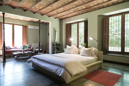 Una de las amplias habitaciones de La Bandada, con detalles exquisitos