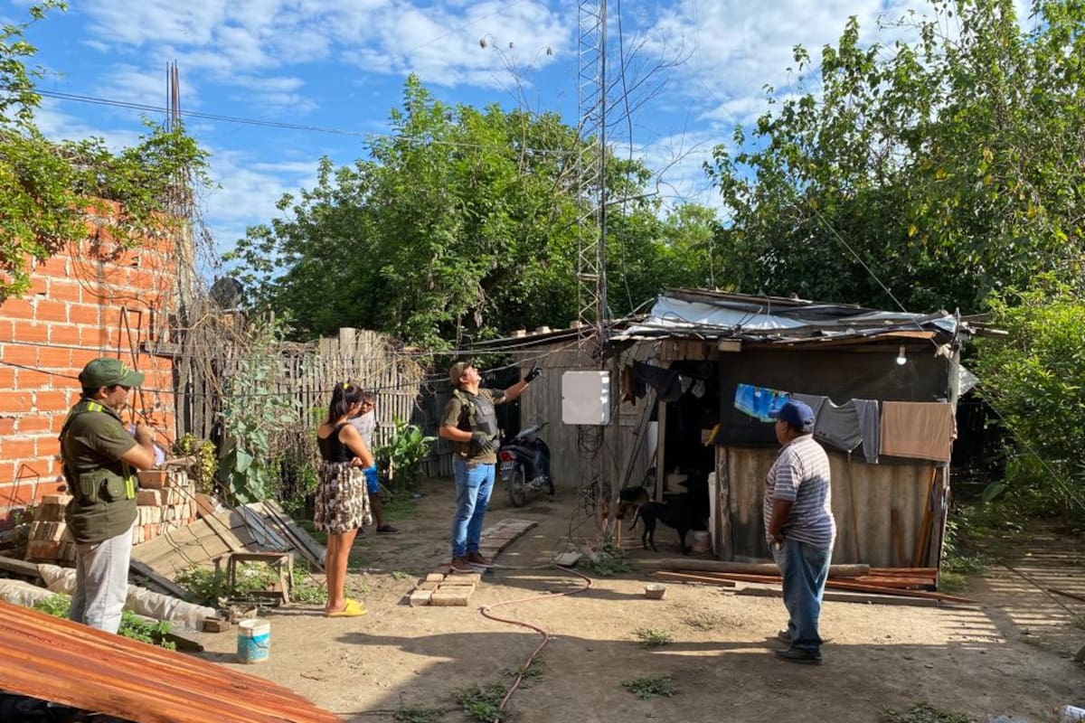 Una de las antenas ilegales que retransmitían la señal de Internet robada a Telecom en Orán, Salta