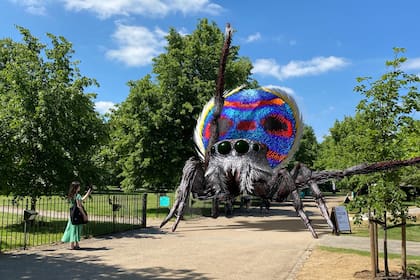 Una de las arañas creadas por Tomás Saraceno y Acute Art, con realidad aumentada, geolocalizada en las Serpentine Galleries de Londres