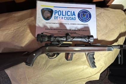 Una de las armas secuestradas en el departamento incendiado