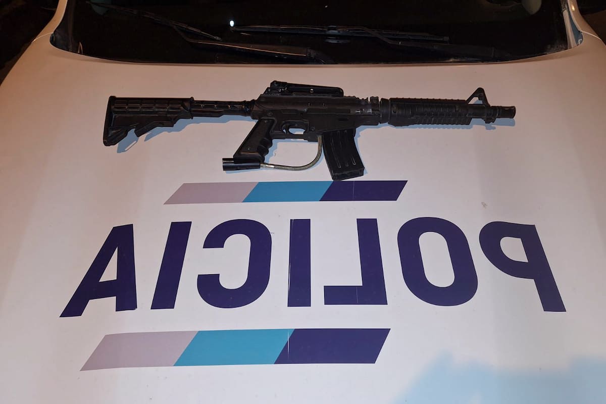 Una de las armas secuestradas en poder de los delincuentes