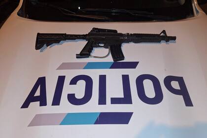 Una de las armas secuestradas en poder de los delincuentes