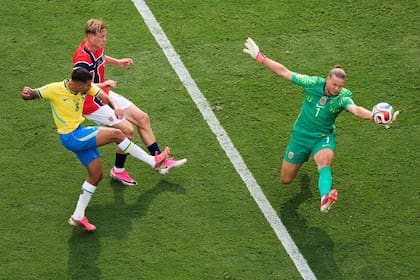 Una de las atajadas de Ørjan Nyland ante Brasil (AP Photo/Matt Slocum)