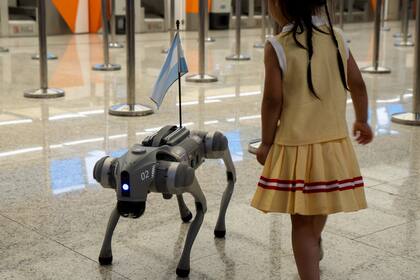 Una de las atracciones de la celebración fue el perro robot.