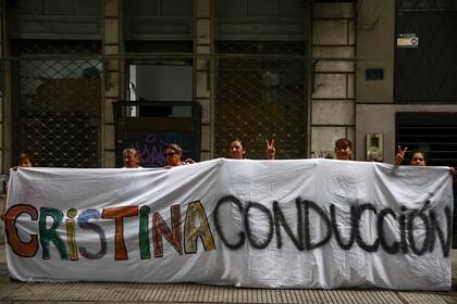 Una de las banderas desplegadas en la puerta del PJ