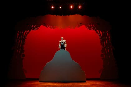 Una de las bellísimas escenas de la puesta teatral "El hombre que perdió su sombra"