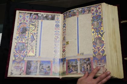 Una de las biblias iluminadas más espectaculares del Renacimiento, en exhibición en Roma