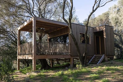 Una de las cabañas del complejo, en cuya construcción se empleó madera y materiales nobles, en armonía con el entorno natural.