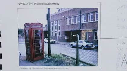 Una de las cabinas telefónicas públicas cerca del callejón, fotografiada durante la investigación de 1984. Los fiscales dijeron que fue desde una cabina como esta que uno de los asesinos marcó el 999 y luego desapareció en la noche