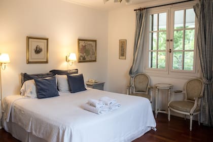 Una de las cálidas habitaciones del hotel, con vista al parque.