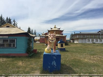 Una de las calles hacia uno de los templos de la Datsan Ivolginsky, en Ulan-Ude