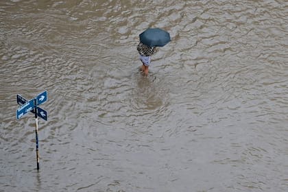Una de las calles inundadas después de una tormenta en Bahía Blanca.
