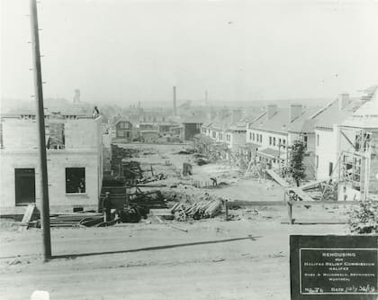 Una de las calles principales de Halifax aún en ruinas dos años después de la explosión