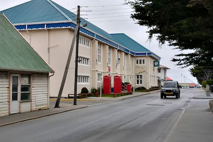 Una de las calles principales de Puerto Argentino (Stanley para los británicos), el 2 de abril de 2022