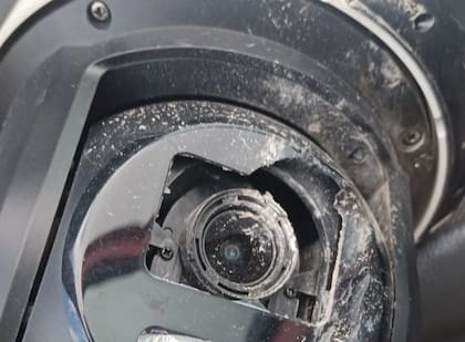 Una de las cámaras de seguridad en el acceso al pueblo de Olavarría fue baleada, según denunciaron los productores, que advierten sobre la impunidad con la que actúan los delincuentes