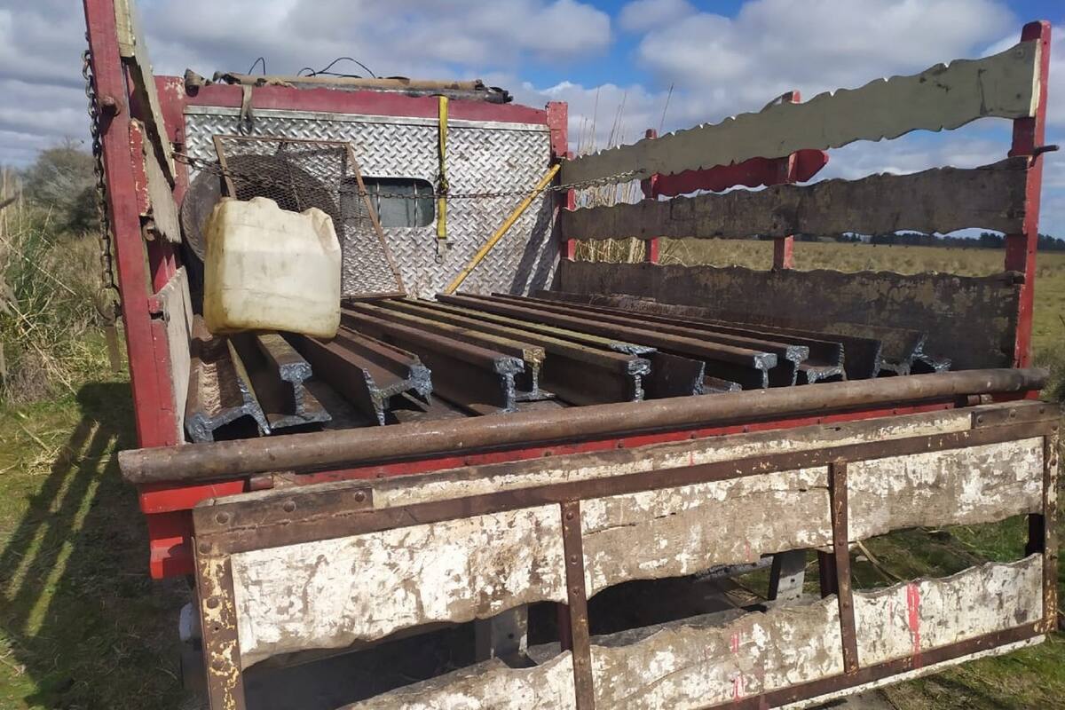 Una de las camionetas, con los rieles robados