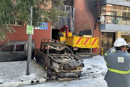 Una de las camionetas que se incendiaron