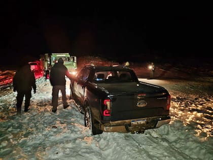 Una de las camionetas quedó atrapada entre bardones de nieve sobre la ruta provincial 23, en Neuquén, durante el operativo de rescate realizado por Gendarmería