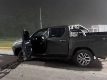 Una de las camionetas robadas que volcó en la rotonda de Cañuelas