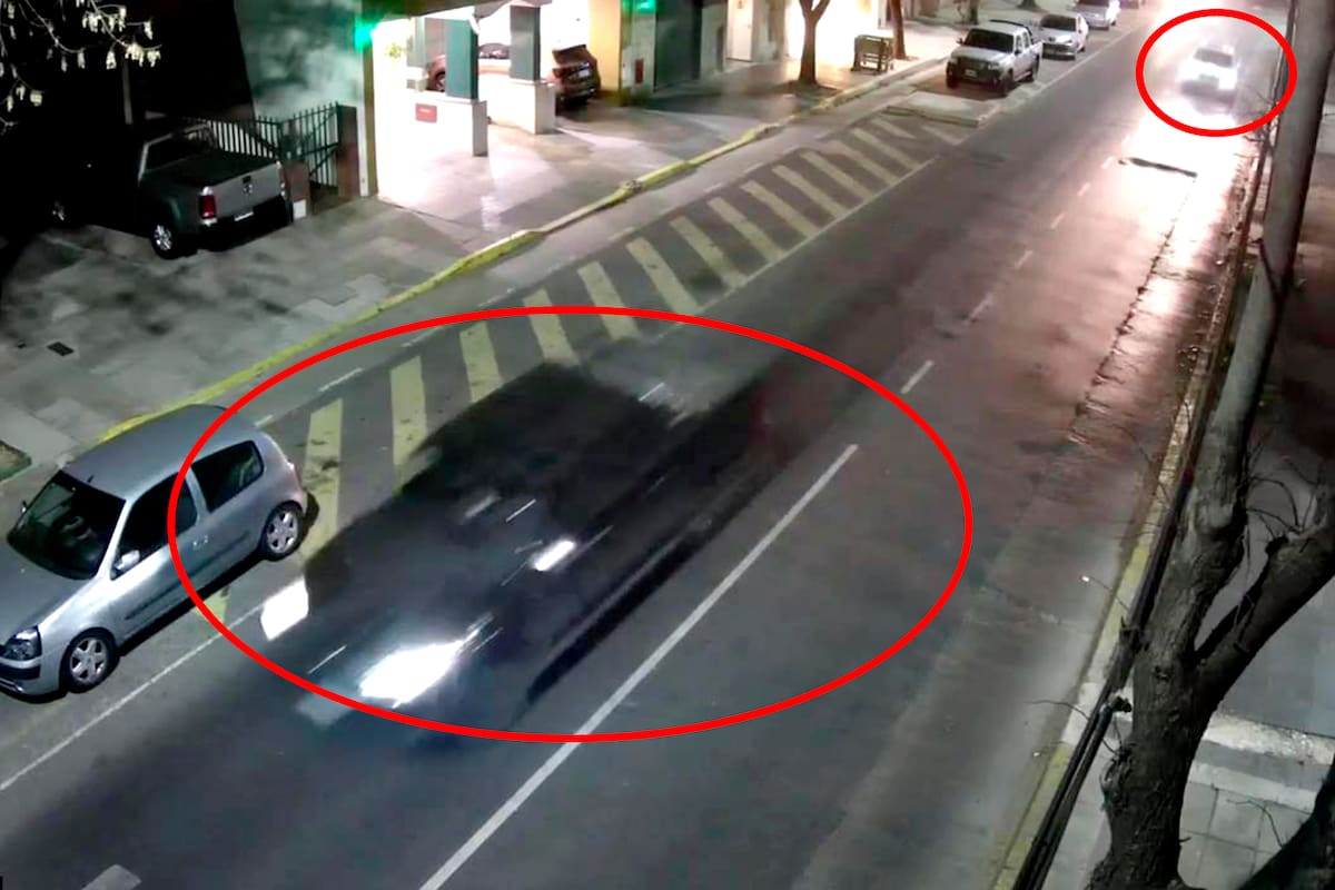 Una de las camionetas robadas y uno de los autos usados por los delincuentes captadas por las cámaras de seguridad del gobierno porteño