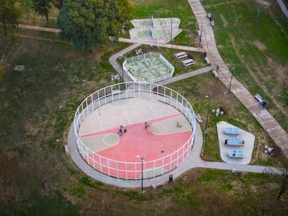 Una de las canchas multipropósitos con espacio para jugar al fútbol y al básquet