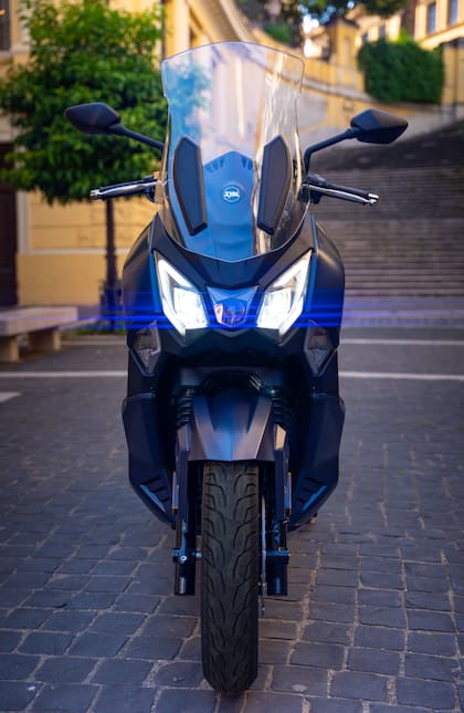 Una de las características del scooter Joyride 300 son sus faros 100% led