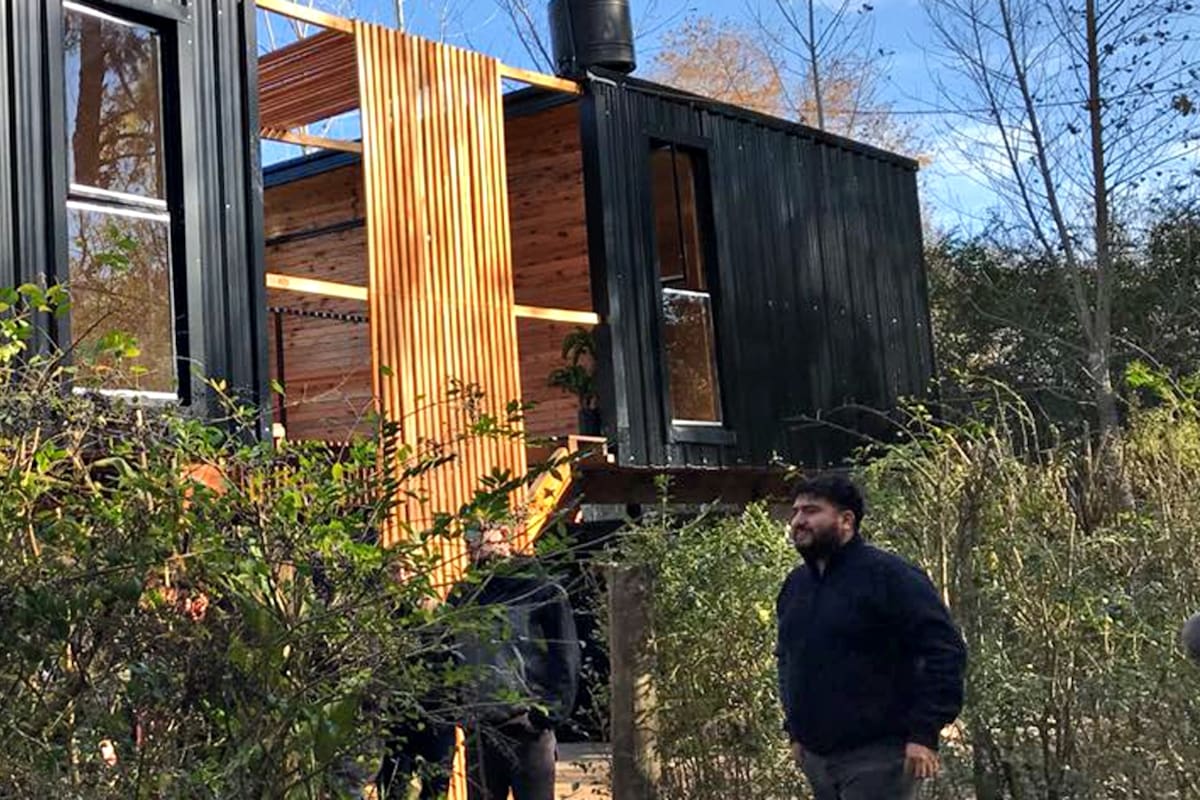 Uno de los estudiantes junto a la casa terminada en el Delta