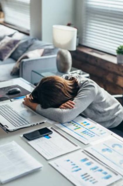 Una de las causas por la que puede sentirse cansado sería la hipersomnia
Foto: iStock