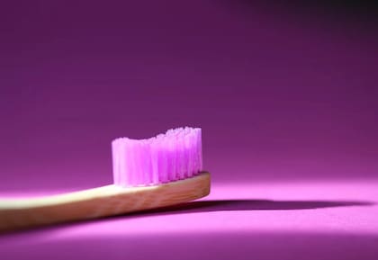 Una de las claves es cepillar los dientes diariamente y también usar cepillos entre los dientes (cepillos interproximales) o hilo dental.