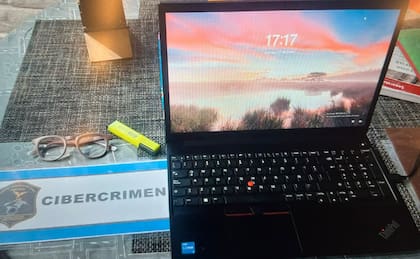 Una de las computadoras donde los efectivos encontraron conversaciones activas con menores de edad.