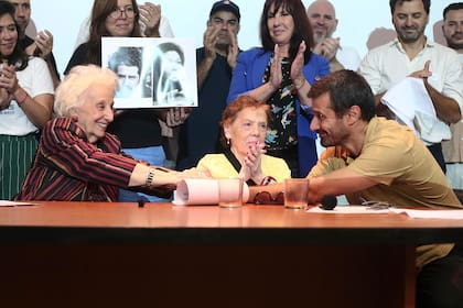 Una de las conferencias de prensa en las que Abuelas confirmó la restitución de un nuevo nieto.