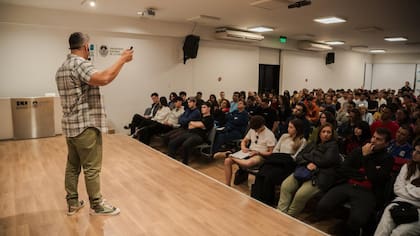 "Una de las cosas más emocionantes para mí es ver cómo los alumnos aplican lo que aprenden en sus vidas y en sus trabajos", dice el fundador del programa