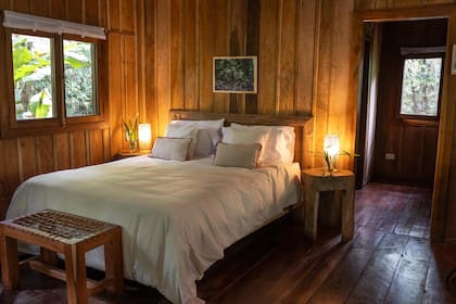 Una de las cuatro confortables cabañas de Margay sobre el arroyo Paraíso.