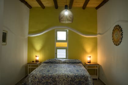 Una de las cuatro habitaciones de huéspedes que diseñaron, con salida a la galería.