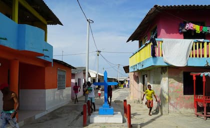 Una de las cuatro principales calles que cruzan la isla. Son sólo para peatones: no hay autos ni motos en Santa Cruz del Islote