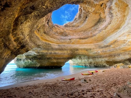 Una de las cuevas más famosas, Algar de Benagil, es uno de los lugares a los que se puede acceder en Paddle Surf o Kayak.
