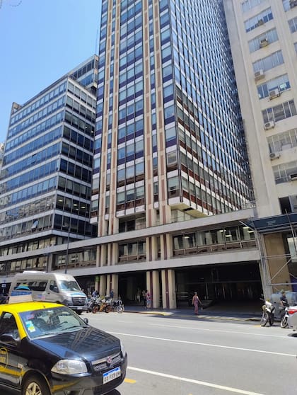 Una de las cuevas por las que pasó el dinero de la AFA funciona en avenida Corrientes 327